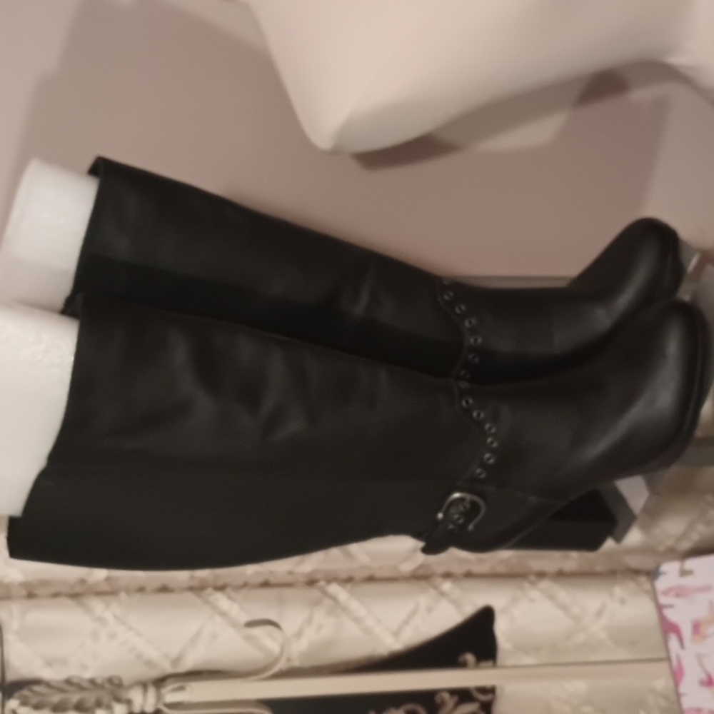 Brand new boot with tag no box size 9W.